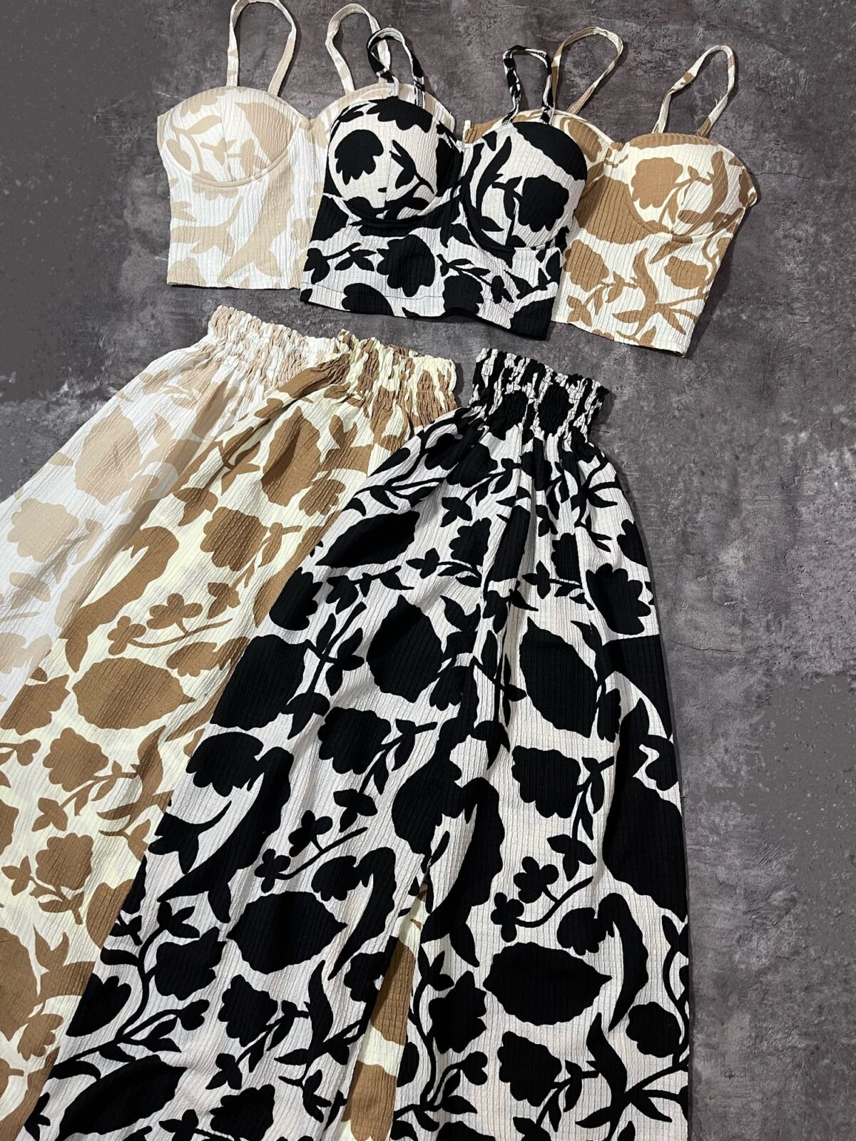 ست کراپ کاپدار و شلوار بگ طرح دار(2552) - Image 2