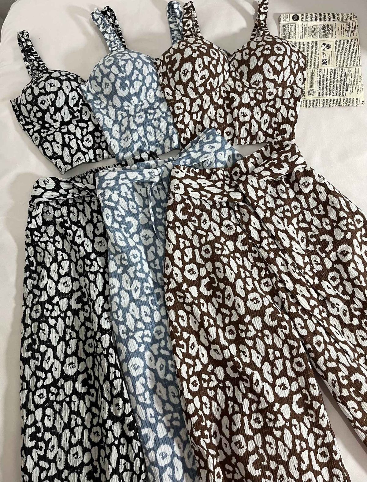 ست کراپ کاپدار پشت گره ای و شلوار بگ کمر دار پلنگی(3244) - Image 4