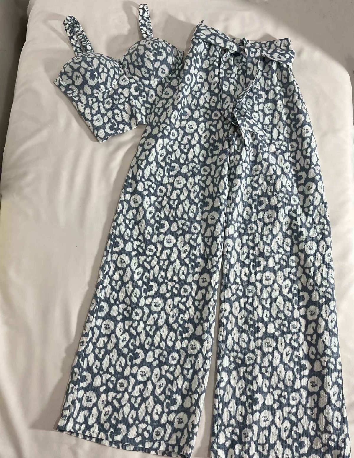 ست کراپ کاپدار پشت گره ای و شلوار بگ کمر دار پلنگی(3244) - Image 3